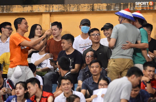 Hình ảnh hiếm gặp: Xuân Trường hòa mình vào hội fan, vẫy nón cổ vũ trận HAGL gặp Hà Nội FC - Ảnh 2.