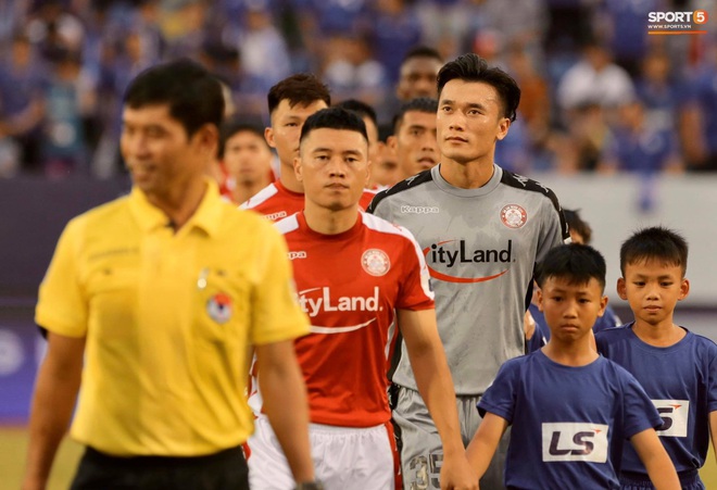 Công Phượng nhận được nụ hôn khi ghi bàn ngay đầu trận Than Quảng Ninh gặp CLB TP Hồ Chí Minh - Ảnh 7.