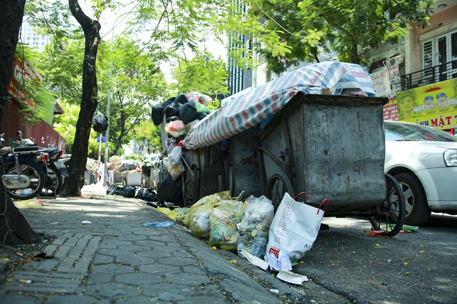 Hà Nội: Rác thải ùn ứ do người dân chặn xe vào bãi rác Nam Sơn - Ảnh 4.