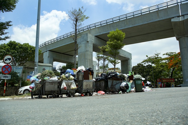 Hà Nội: Rác thải ùn ứ do người dân chặn xe vào bãi rác Nam Sơn - Ảnh 5.