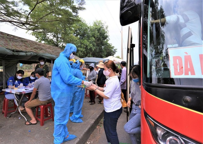 Hàng nghìn bạn trẻ đăng ký tình nguyện tham gia chống dịch Covid-19 ở Đà Nẵng - Ảnh 1.