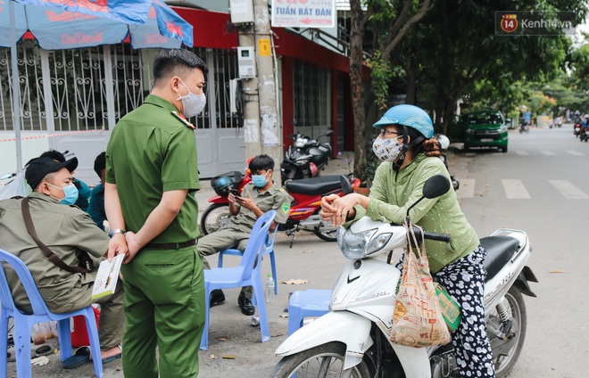 Cuộc sống của 40 hộ dân ở Sài Gòn trong ngày đầu cách ly: Bình tĩnh đón nhận, ngồi trước nhà nhưng vẫn đeo khẩu trang - Ảnh 6.