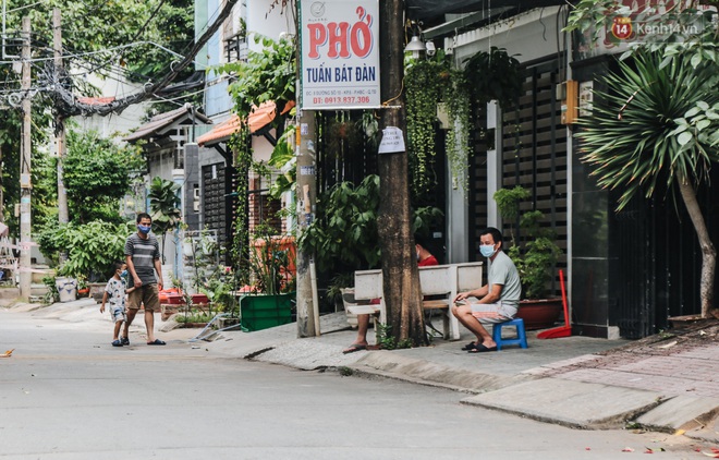 Cuộc sống của 40 hộ dân ở Sài Gòn trong ngày đầu cách ly: Bình tĩnh đón nhận, ngồi trước nhà nhưng vẫn đeo khẩu trang - Ảnh 5.