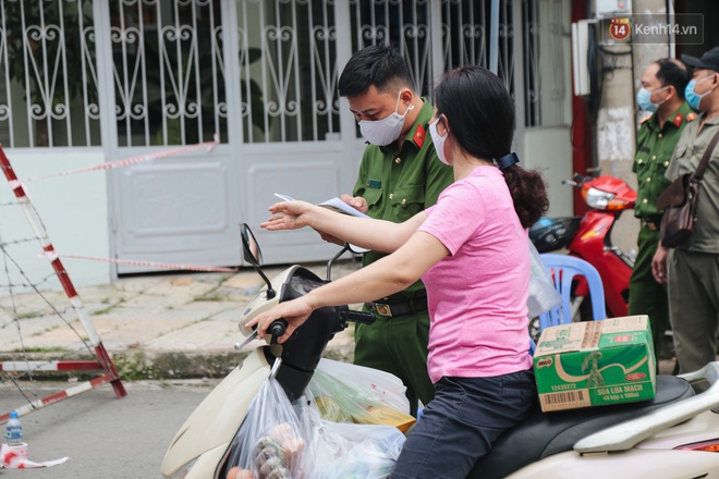 Cuộc sống của 40 hộ dân ở Sài Gòn trong ngày đầu cách ly: Bình tĩnh đón nhận, ngồi trước nhà nhưng vẫn đeo khẩu trang - Ảnh 11.