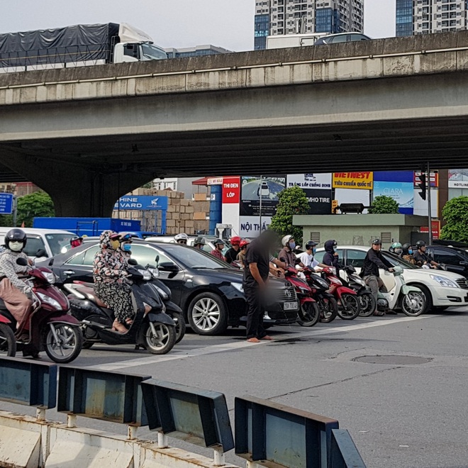 Đang chờ đèn đỏ, người đàn ông bước xuống từ ô tô để tiểu bậy giữa ngã tư Khuất Duy Tiến khiến nhiều người phẫn nộ - Ảnh 2.