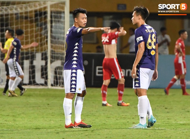 Nụ cười đầy ẩn ý của tuyển thủ U23 Việt Nam sau khi khiến Thành Chung hối hận vì sai lầm sơ đẳng, chán đến mức không muốn bắt tay đối thủ - Ảnh 8.