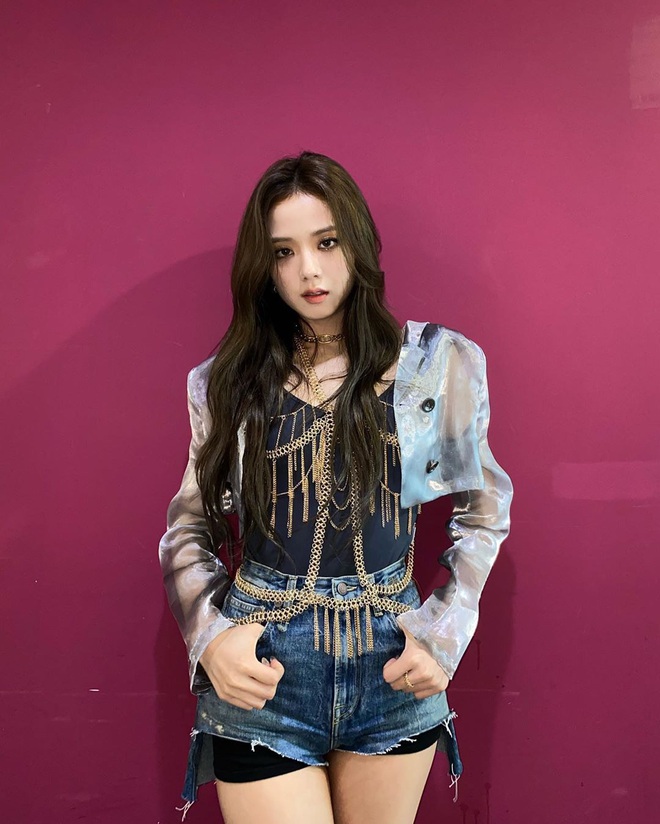 Stylist lại dí cho Jennie và Rosé trang phục biểu diễn khó cảm, Lisa thì mờ nhạt, được mỗi Jisoo khá khẩm nhất - Ảnh 11.