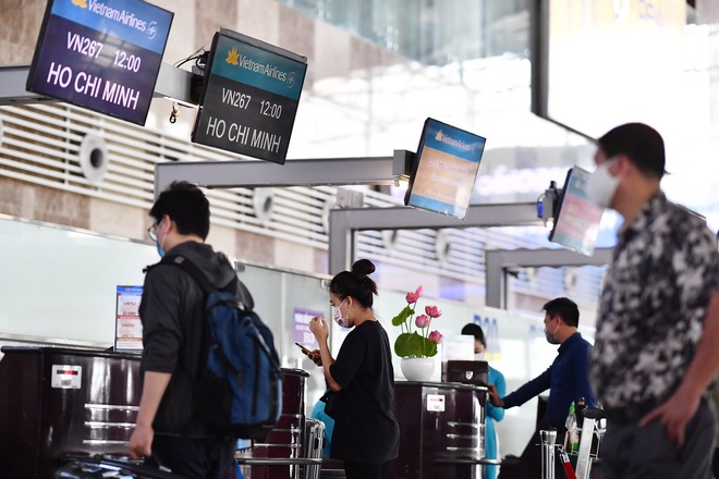 Vietnam Airlines khuyến cáo khách làm thủ tục sớm trước 2 tiếng tại Sân bay Nội Bài và Tân Sơn Nhất - Ảnh 1.