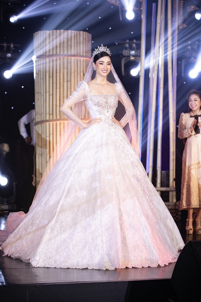 Minh Nhựa mạnh tay chi hơn 400 triệu đấu giá váy cưới của Lương Thuỳ Linh ủng hộ Đà Nẵng chống dịch Covid-19 - Ảnh 4.