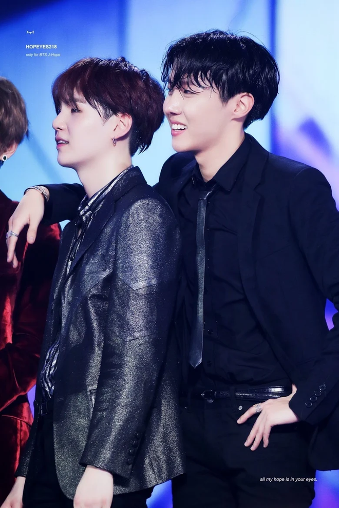 Loạt khoảnh khắc chênh lệch vóc dáng gây sốt của idol Hàn: MAMAMOO lộ chiều cao thật, BTS gây lú vì em lớn hơn anh - Ảnh 10. Loạt khoảnh khắc chênh lệch vóc dáng gây sốt của idol Hàn: MAMAMOO lộ chiều cao thật, BTS gây lú vì em lớn hơn anh - Ảnh 10.
