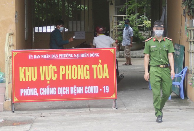 Dịch Covid-19 ngày 16/8: Thêm 1 ca nghi nhiễm tại quận Thanh Xuân, đi Đà Nẵng từ 20-22.7 và cùng phòng với BN 812 ở BV Thanh Nhàn - Ảnh 1.