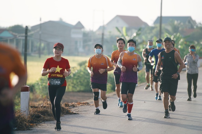 Chạy 21 km quyên góp tặng quà cho nhân viên y tế tuyến đầu ở cơ sở 2 Bệnh viện Trung ương Huế - Ảnh 3.