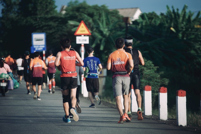 Chạy 21 km quyên góp tặng quà cho nhân viên y tế tuyến đầu ở cơ sở 2 Bệnh viện Trung ương Huế - Ảnh 5.