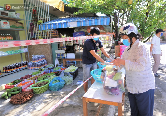 Siêu thị 0 đồng ấm tình người giữa tâm dịch Đà Nẵng: Khách hàng trả phí bằng nụ cười - Ảnh 3.