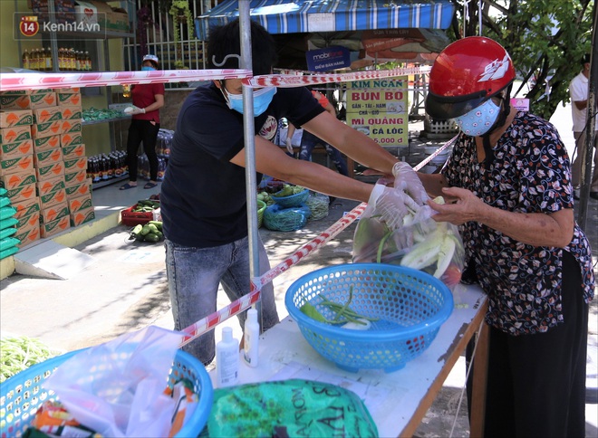 Siêu thị 0 đồng ấm tình người giữa tâm dịch Đà Nẵng: Khách hàng trả phí bằng nụ cười - Ảnh 12.