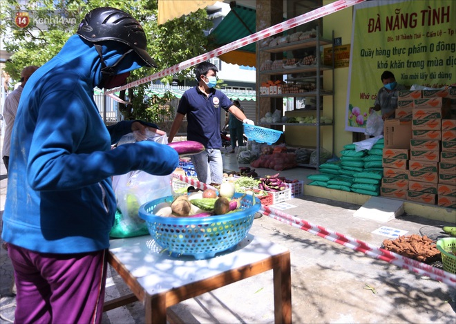 Siêu thị 0 đồng ấm tình người giữa tâm dịch Đà Nẵng: Khách hàng trả phí bằng nụ cười - Ảnh 14.