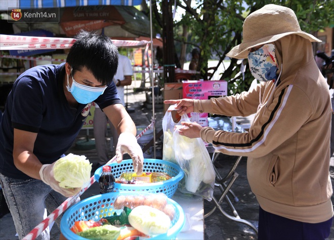 Siêu thị 0 đồng ấm tình người giữa tâm dịch Đà Nẵng: Khách hàng trả phí bằng nụ cười - Ảnh 8.