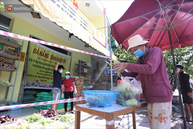 Siêu thị 0 đồng ấm tình người giữa tâm dịch Đà Nẵng: Khách hàng trả phí bằng nụ cười - Ảnh 1.