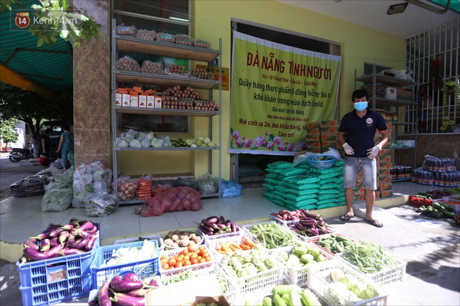 Siêu thị 0 đồng ấm tình người giữa tâm dịch Đà Nẵng: Khách hàng trả phí bằng nụ cười - Ảnh 2.