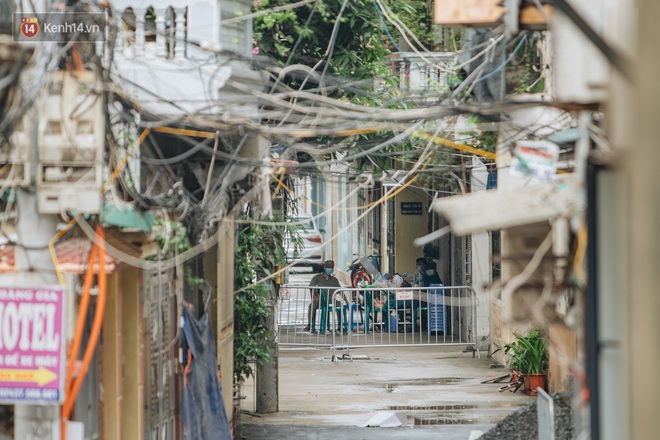 Ảnh: Cận cảnh phong tỏa con ngõ nơi nữ kế toán ở Hà Nội sinh sống, nghiêm ngặt việc nhận hàng từ bên ngoài - Ảnh 3.