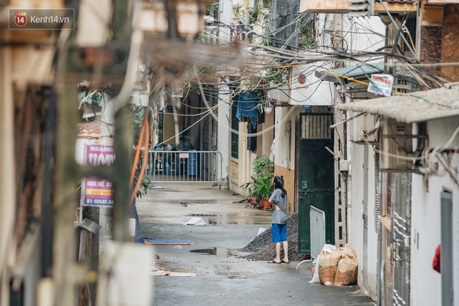 Ảnh: Cận cảnh phong tỏa con ngõ nơi nữ kế toán ở Hà Nội sinh sống, nghiêm ngặt việc nhận hàng từ bên ngoài - Ảnh 7.