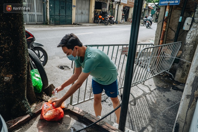 Ảnh: Cận cảnh phong tỏa con ngõ nơi nữ kế toán ở Hà Nội sinh sống, nghiêm ngặt việc nhận hàng từ bên ngoài - Ảnh 11.