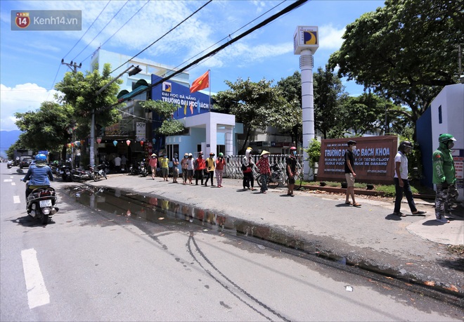 Sinh viên, người nghèo Đà Nẵng xếp hàng dài, cách nhau 2m chờ nhận cơm miễn phí trong dịch Covid-19 - Ảnh 2.