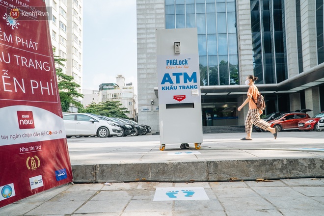 ATM khẩu trang miễn phí đầu tiên ở Hà Nội - Ảnh 1.