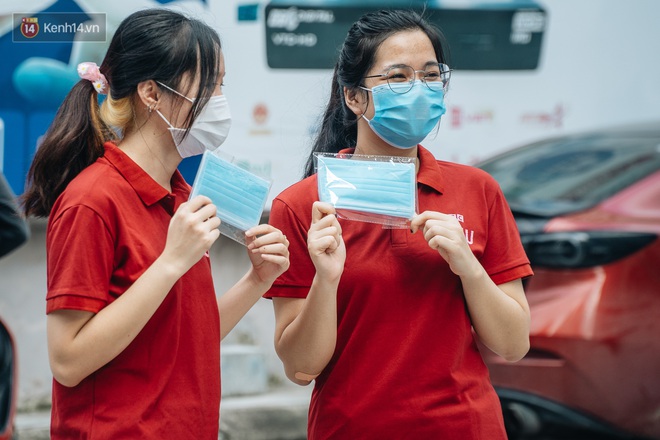 ATM khẩu trang miễn phí đầu tiên ở Hà Nội - Ảnh 11.