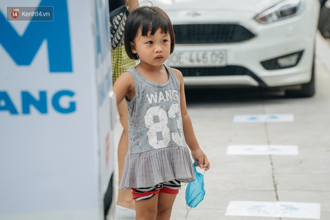 ATM khẩu trang miễn phí đầu tiên ở Hà Nội - Ảnh 10.