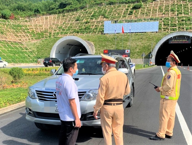 Phát hiện ô tô chở người trái phép từ Đà Nẵng đi Quảng Bình - Ảnh 1.