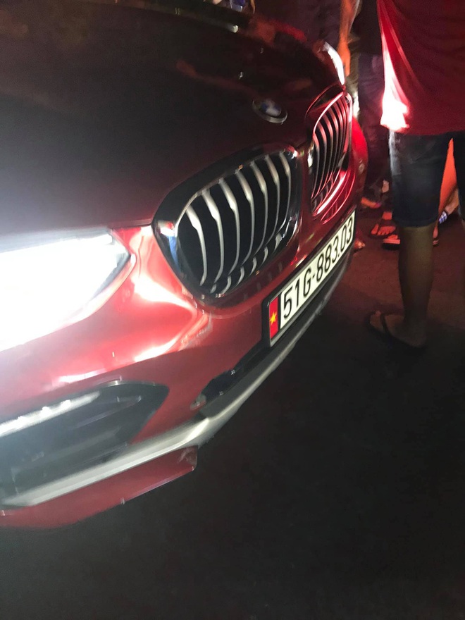 TP.HCM: Nữ tài xế lái ô tô BMW gây tai nạn rồi bỏ chạy, tiếp tục cuốn xe máy vào gầm khi dân truy đuổi - Ảnh 1.