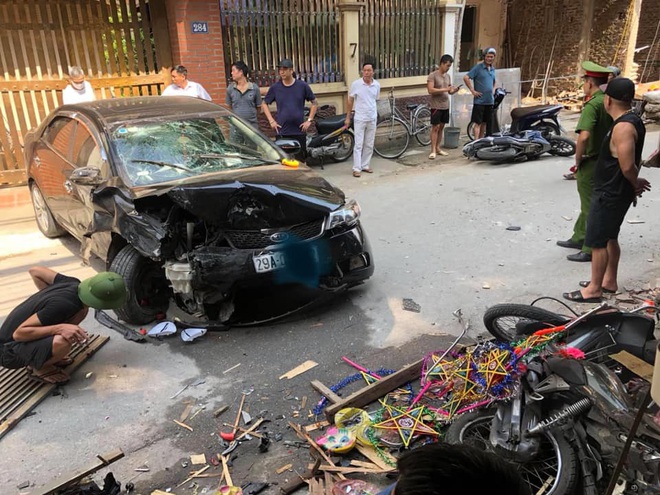 Hà Nội: Tai nạn liên hoàn giữa ô tô và nhiều xe máy, 3 người nhập viện - Ảnh 2.