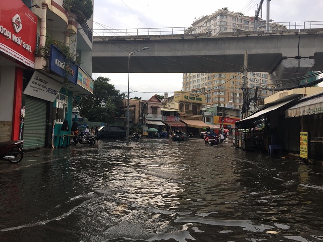 TP. HCM: Phố đi bộ Bùi Viện bất ngờ bị ngập nước lênh láng sau cơn mưa lớn - Ảnh 9.