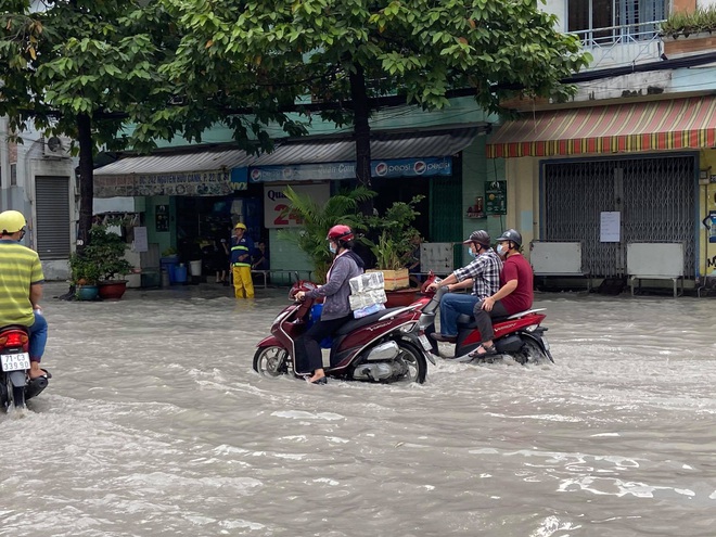 TP. HCM: Phố đi bộ Bùi Viện bất ngờ bị ngập nước lênh láng sau cơn mưa lớn - Ảnh 8.