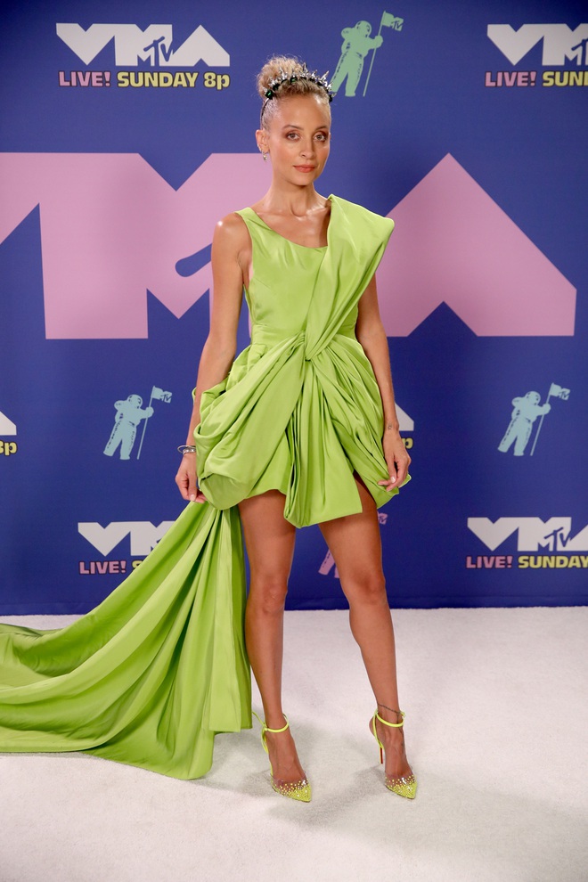 Thảm đỏ lạ nhất lịch sử VMAs: Miley Cyrus hở bạo, Lady Gaga chặt chém với khẩu trang quá độc, dàn sao khủng đọ sắc theo cách đặc biệt giữa đại dịch - Ảnh 19.