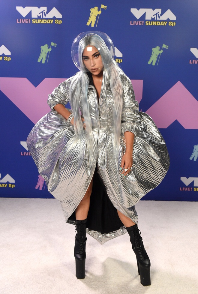 Thảm đỏ lạ nhất lịch sử VMAs: Miley Cyrus hở bạo, Lady Gaga chặt chém với khẩu trang quá độc, dàn sao khủng đọ sắc theo cách đặc biệt giữa đại dịch - Ảnh 5.