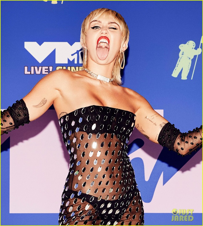 Thảm đỏ lạ nhất lịch sử VMAs: Miley Cyrus hở bạo, Lady Gaga chặt chém với khẩu trang quá độc, dàn sao khủng đọ sắc theo cách đặc biệt giữa đại dịch - Ảnh 3.