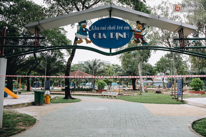 Người lớn vẫn để trẻ em vào khu vui chơi tại công viên ở Sài Gòn dù đã có thông báo tạm dừng hoạt động để phòng dịch Covid-19 - Ảnh 1.