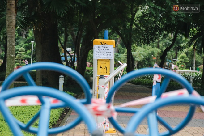 Người lớn vẫn để trẻ em vào khu vui chơi tại công viên ở Sài Gòn dù đã có thông báo tạm dừng hoạt động để phòng dịch Covid-19 - Ảnh 11.