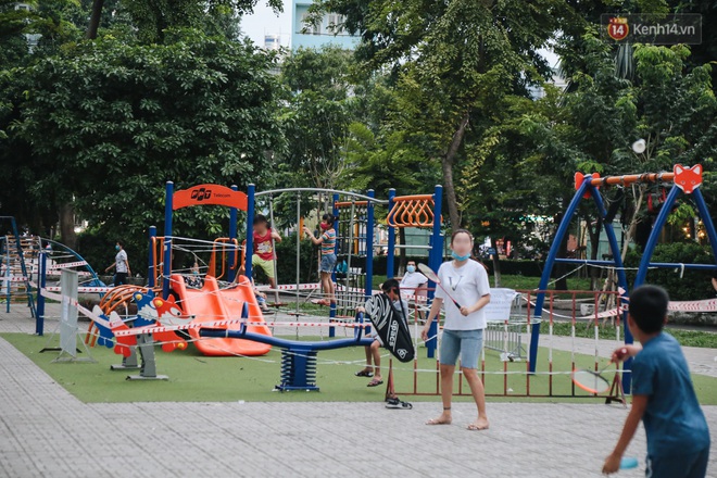 Người lớn vẫn để trẻ em vào khu vui chơi tại công viên ở Sài Gòn dù đã có thông báo tạm dừng hoạt động để phòng dịch Covid-19 - Ảnh 4.