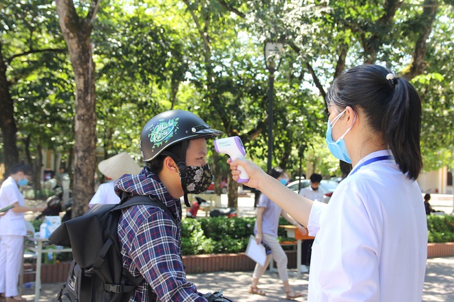 Trời nắng nóng, nhiều thí sinh làm thủ tục thi THPT Quốc gia hoảng hốt khi nhiệt độ cơ thể lên tới 39 độ - Ảnh 2.