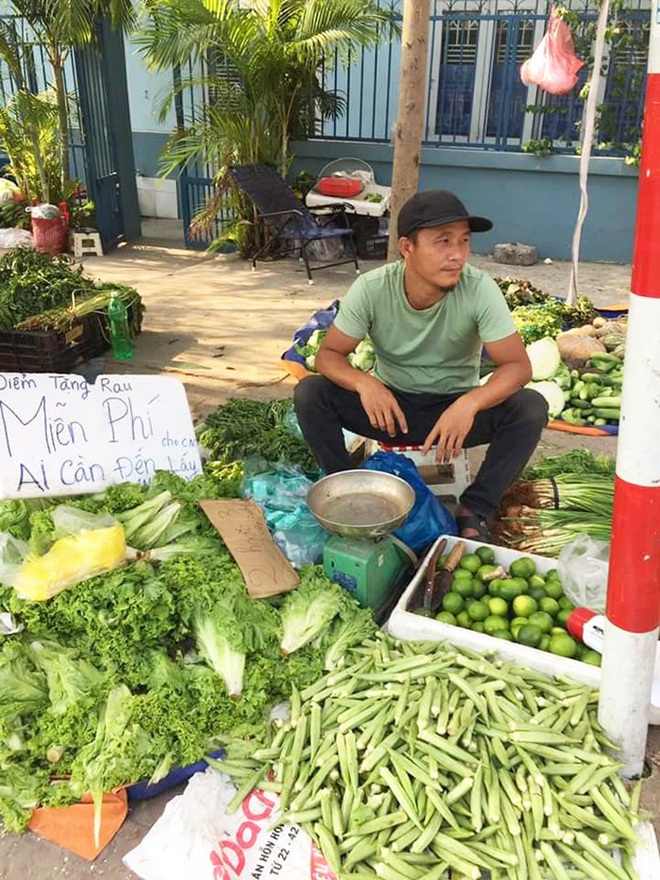 Gặp ông chủ hàng rau không đeo khẩu trang, bán đắt gấp đôi: Thường phát rau miễn phí giúp đỡ công nhân nghèo - Ảnh 3.