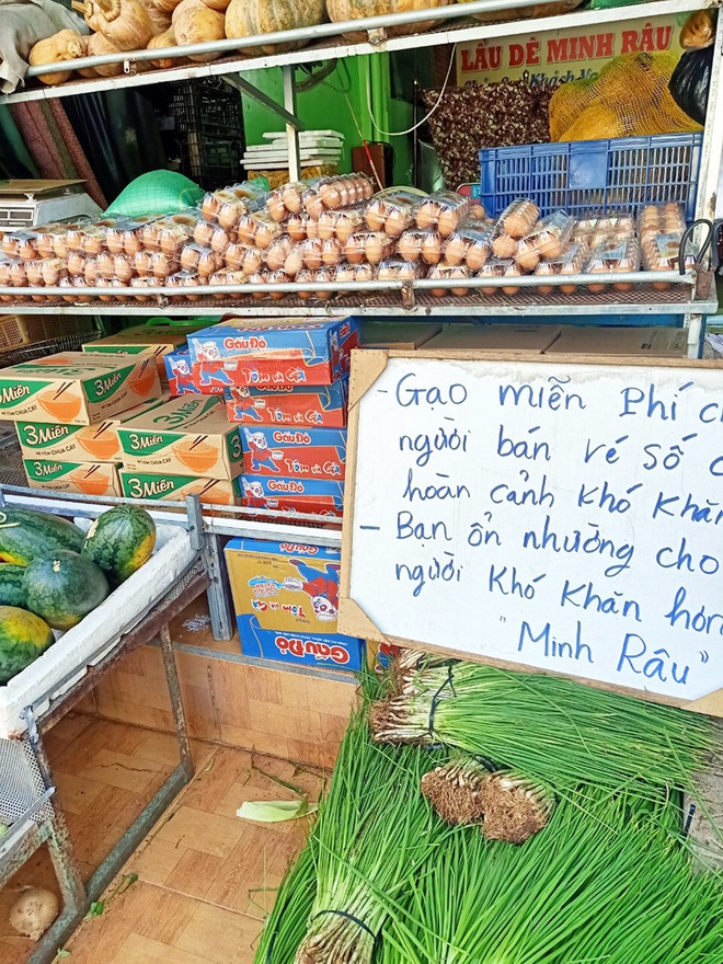 Gặp ông chủ hàng rau không đeo khẩu trang, bán đắt gấp đôi: Thường phát rau miễn phí giúp đỡ công nhân nghèo - Ảnh 5.