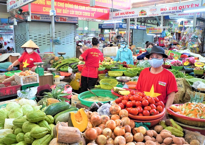 Chùm ảnh dễ thương trong tâm dịch Covid: 1.500 tiểu thương đồng loạt mặc áo “Đà Nẵng ơi cố lên và thả tim cho các y bác sỹ - Ảnh 4.