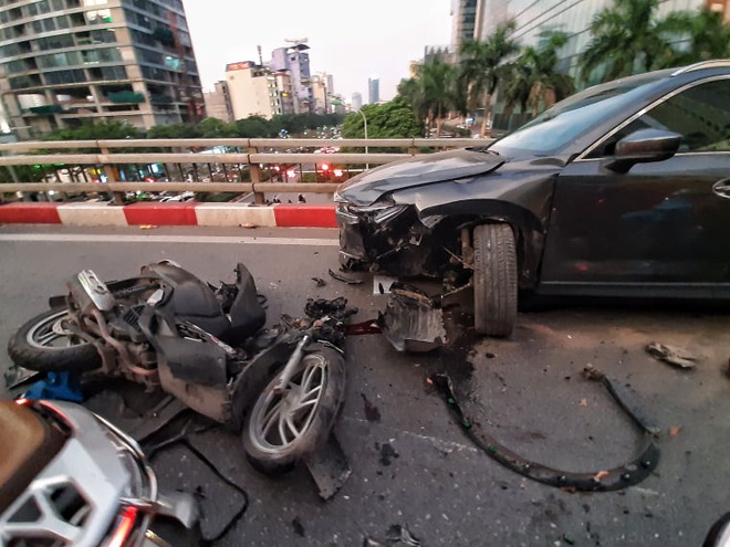 Hà Nội: Tai nạn liên hoàn giữa xe máy Sh và hai ô tô, một người nhập viện cấp cứu - Ảnh 1.