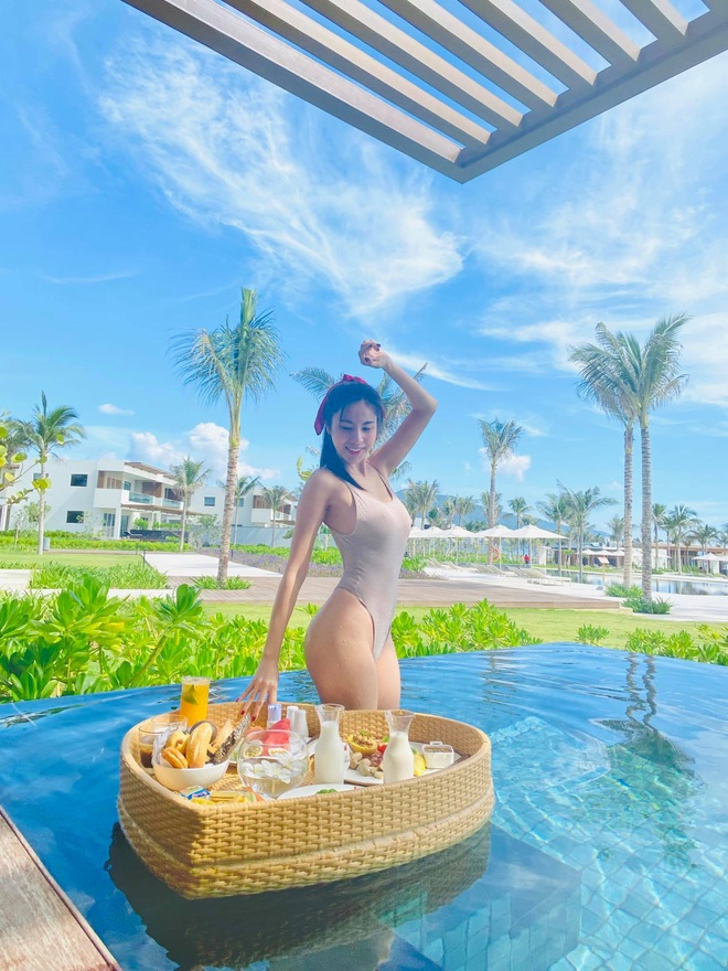 Công Vinh bị vợ bắt xuống bể bơi ăn sáng, body nóng bỏng của Thủy Tiên chiếm trọn spotlight - Ảnh 2.