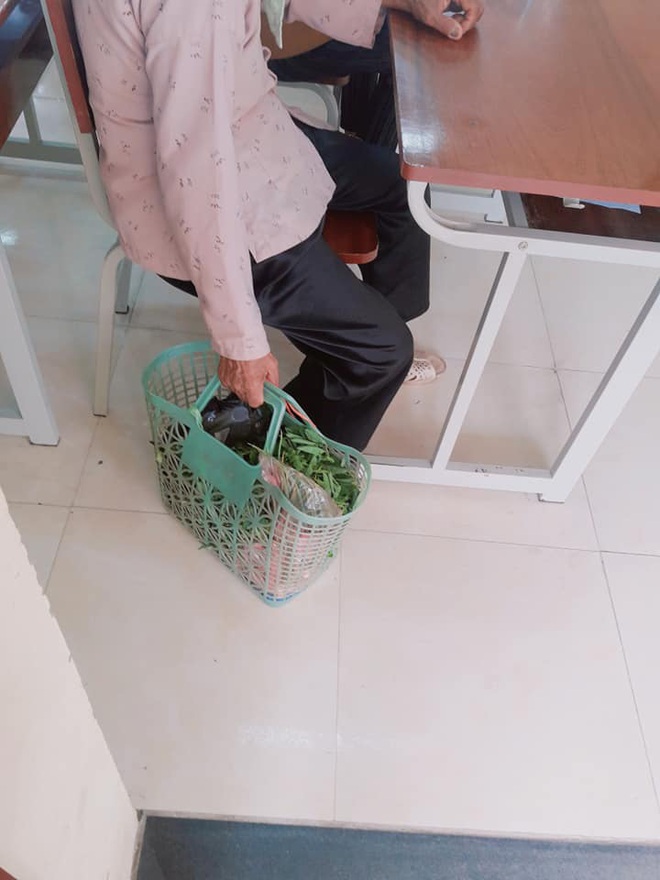 Hình ảnh người bà đang đi chợ thì nhớ ra phải họp phụ huynh cho cháu gây bão: Với bà, cháu là tất cả - Ảnh 1. Hình ảnh người bà đang đi chợ thì nhớ ra phải họp phụ huynh cho cháu gây bão: Với bà, cháu là tất cả - Ảnh 1.