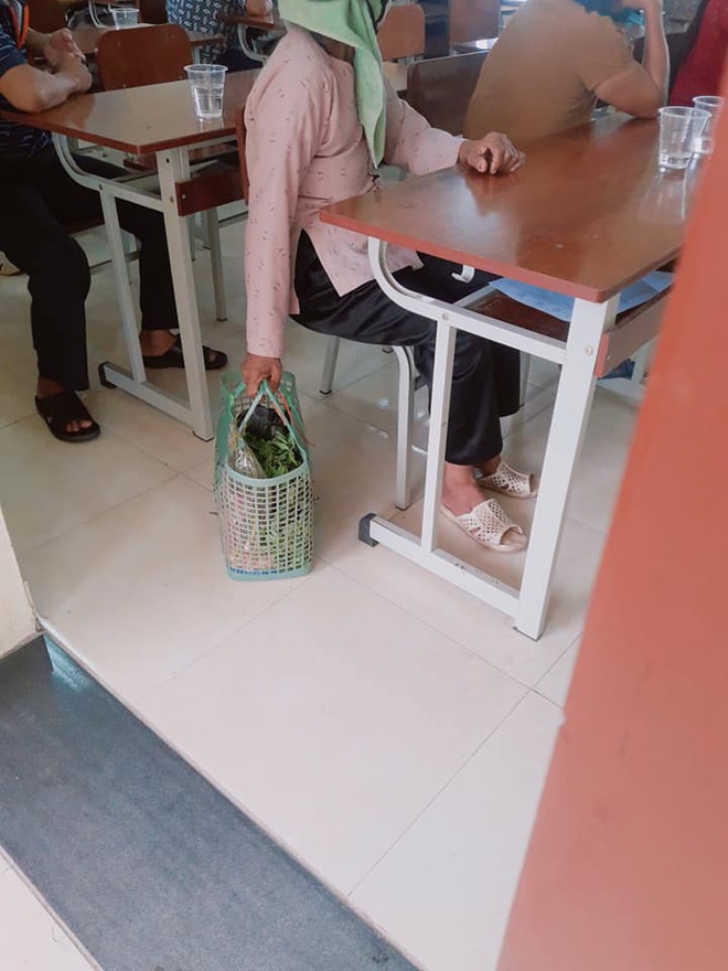Hình ảnh người bà đang đi chợ thì nhớ ra phải họp phụ huynh cho cháu gây bão: Với bà, cháu là tất cả - Ảnh 2. Hình ảnh người bà đang đi chợ thì nhớ ra phải họp phụ huynh cho cháu gây bão: Với bà, cháu là tất cả - Ảnh 2.