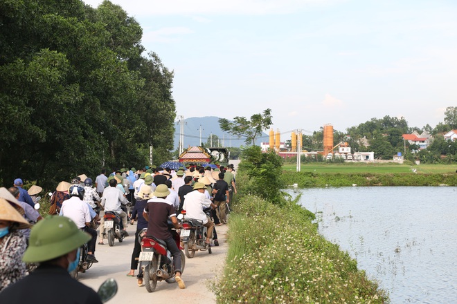 Người bố nghẹn ngào sau đám tang chiến sĩ CSCĐ: “Tôi thấy video lúc con bị tông mà không dám xem, thương nó quá... - Ảnh 6.